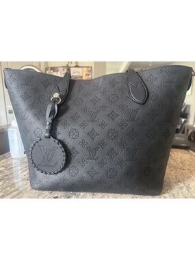 LOUIS VUITTON MM Mahina Leather Noir Tote with Pouchette